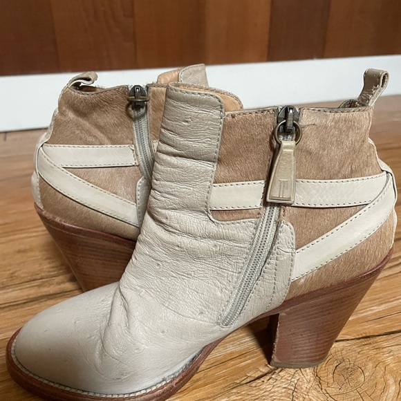 Lucchese cream ostrich skin with calf hair. Size 6.5 - Picture 2 of 5